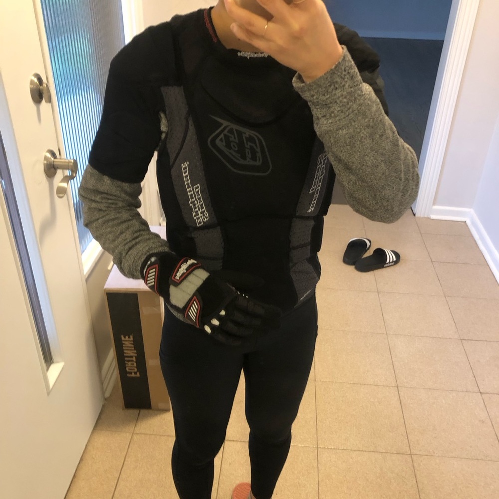 MTB protective armour and wrist